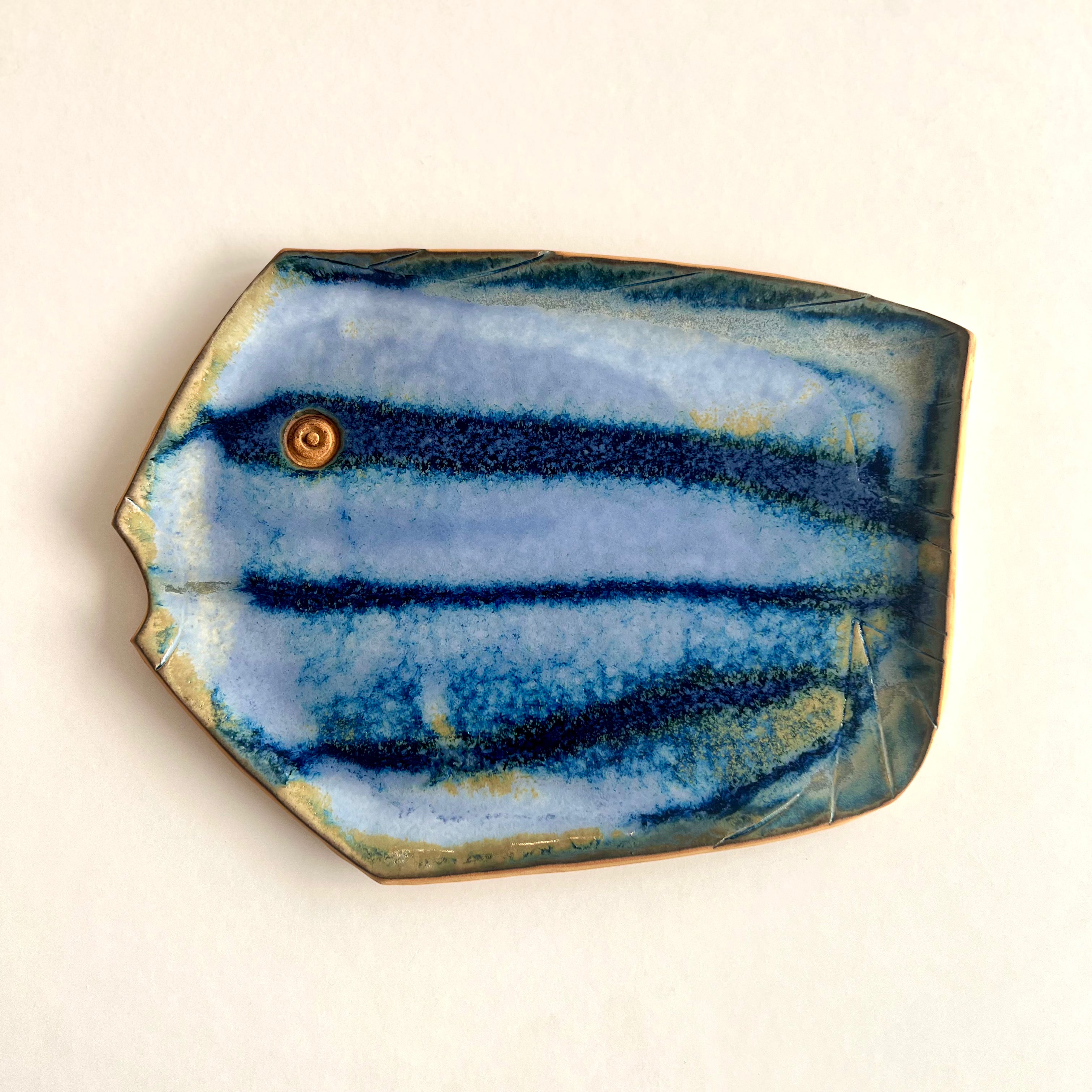 Assiette poisson bleu en grès fait main fille de lune marseille e-mail de création artisanat 