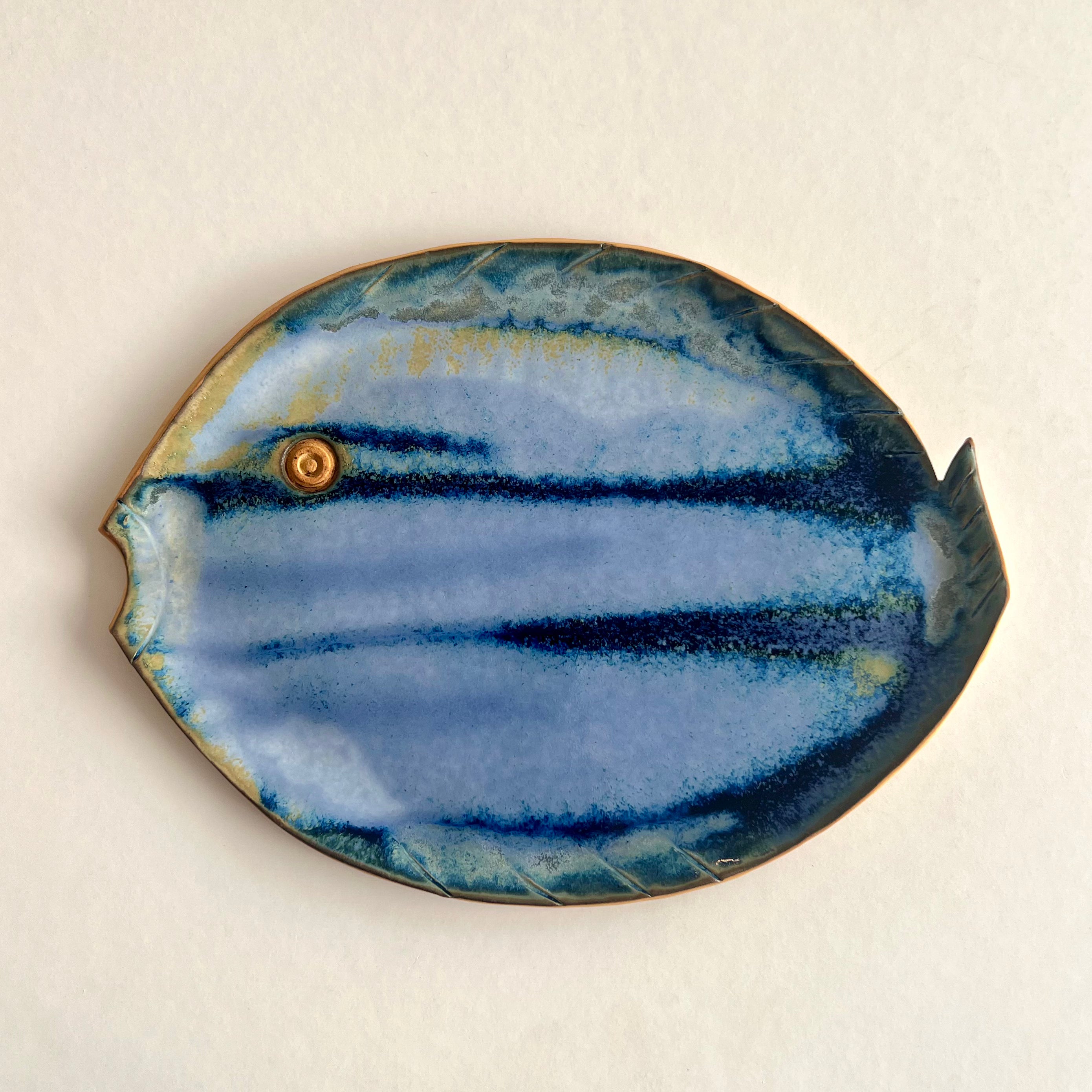 Assiette poisson email bleu fait main fille de lune marseille en grès artisanal 
