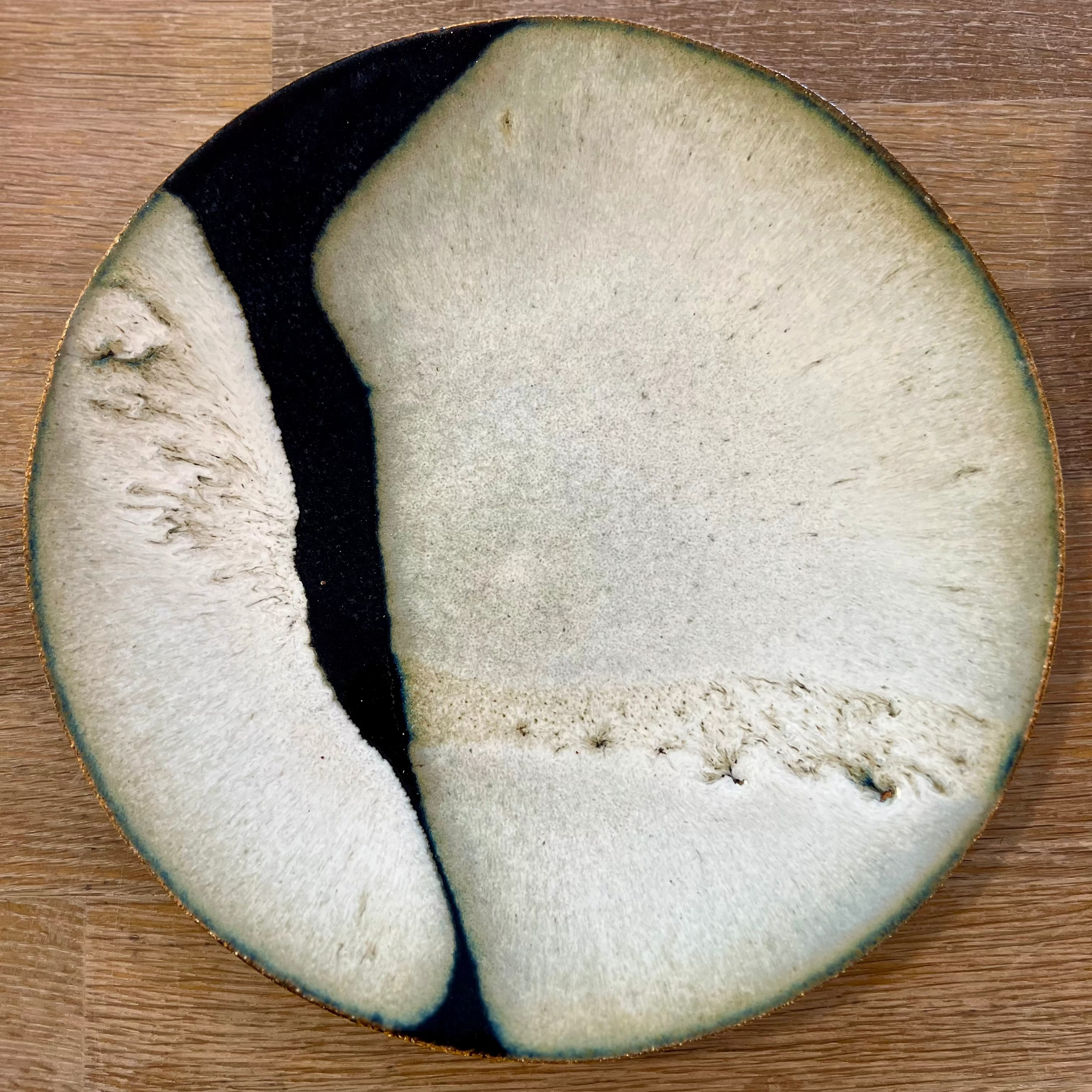 assiette plate blanche - email des années 50 - email original - email artisanal - assiette contemporaine - intérieur contemporain