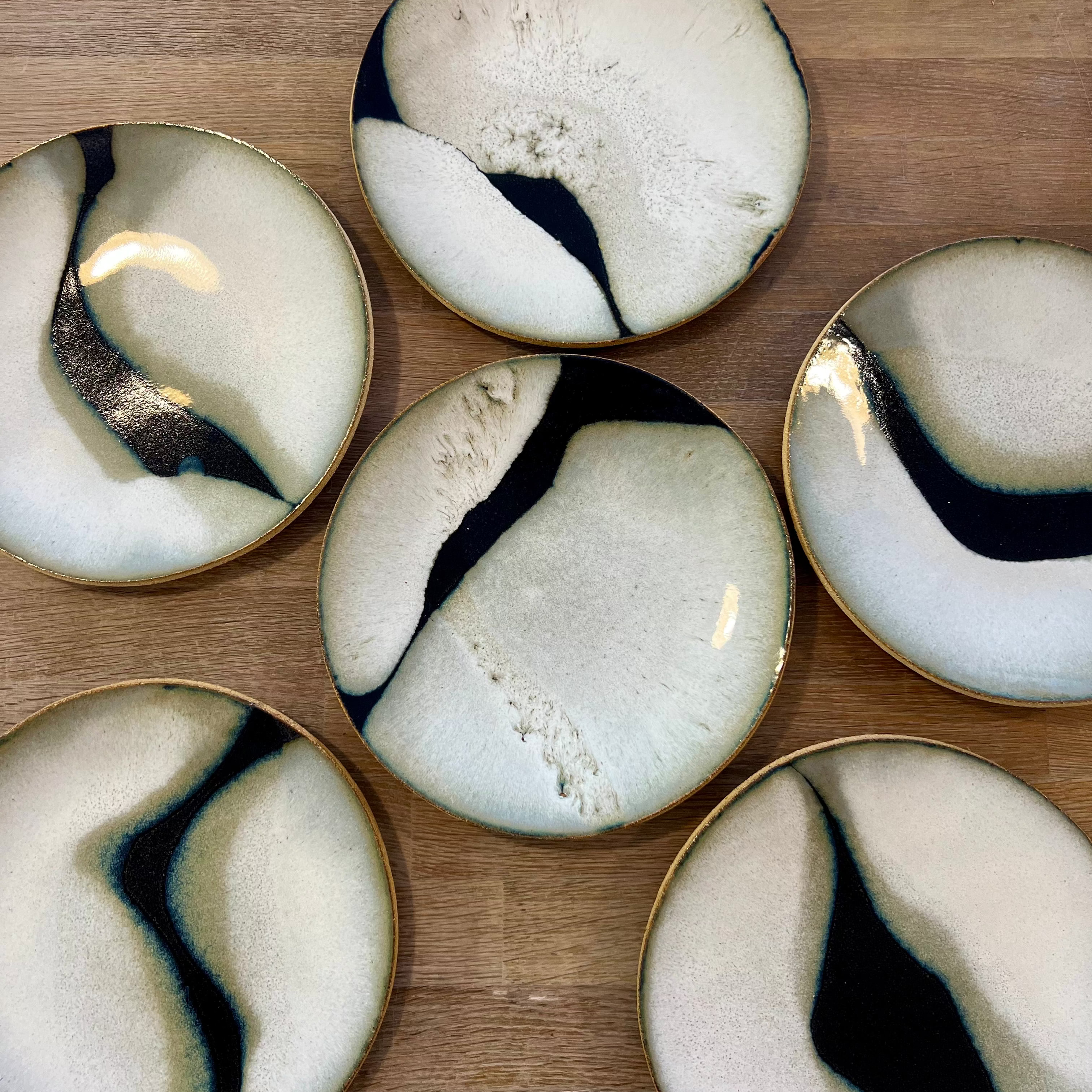 assiette cap canaille blanc et noir - fille d lune - fabrication artisanale - made in France - art de la table - table de Noel - table d'hôte - chambre d'hôte