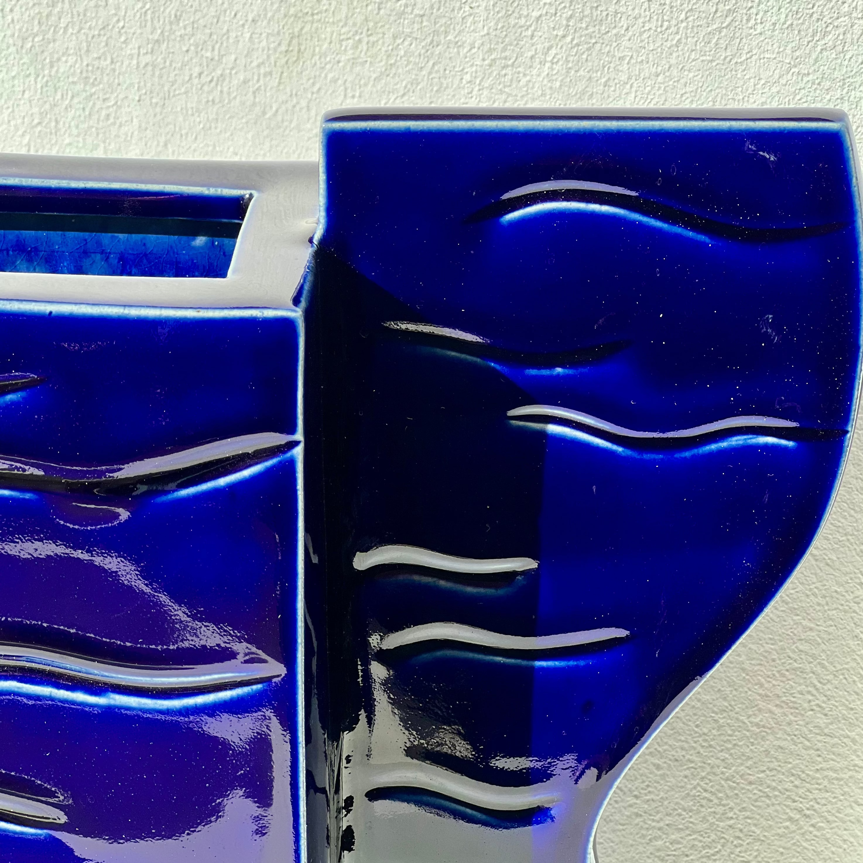 vase bleu évoquant un bateau sur la mer - vase poétique - vase artistique - vase galerie d'art