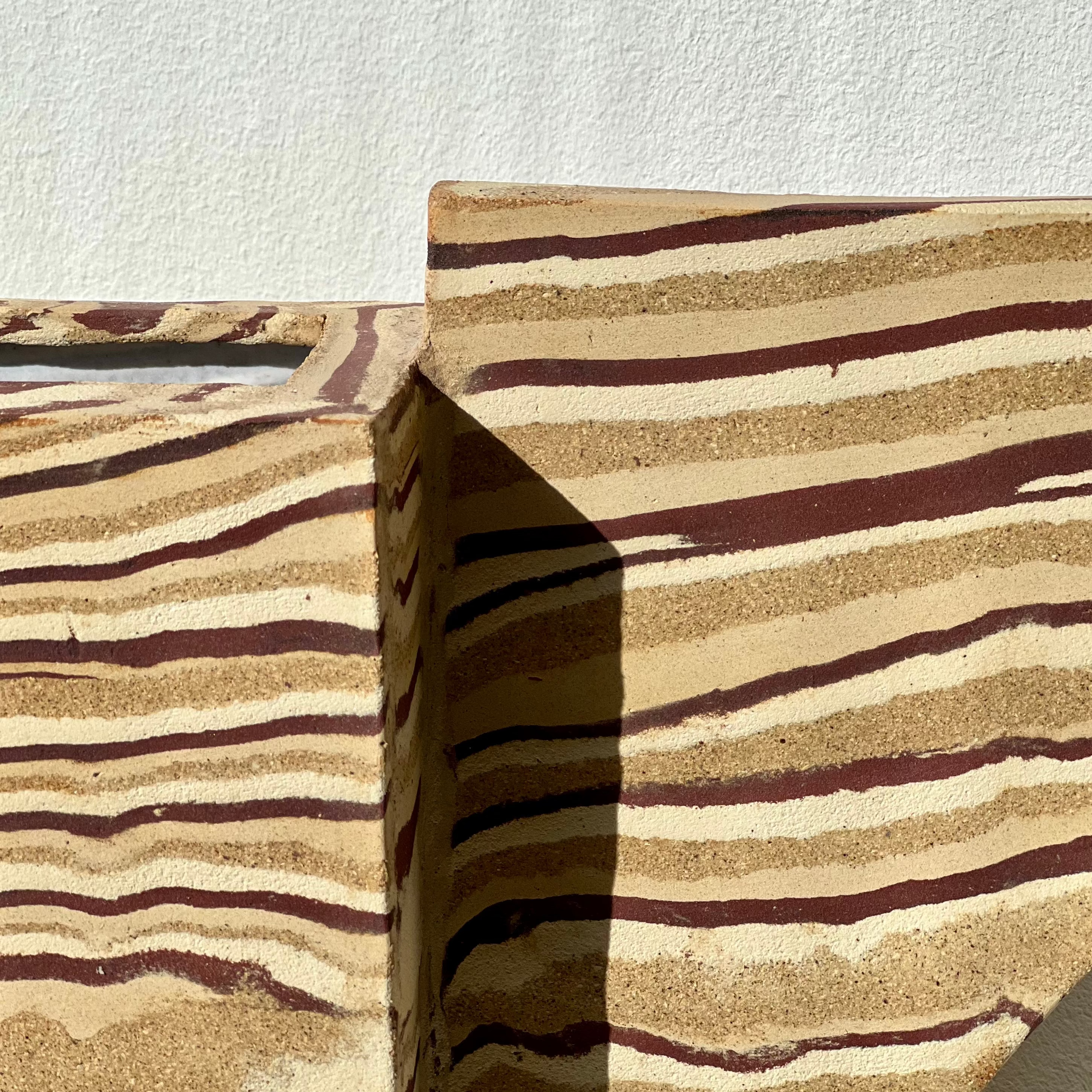 vase terre mêlée - fait a la main - technique ancienne - plusieurs couleurs de terre ocre , sable ,blanc ,crème 