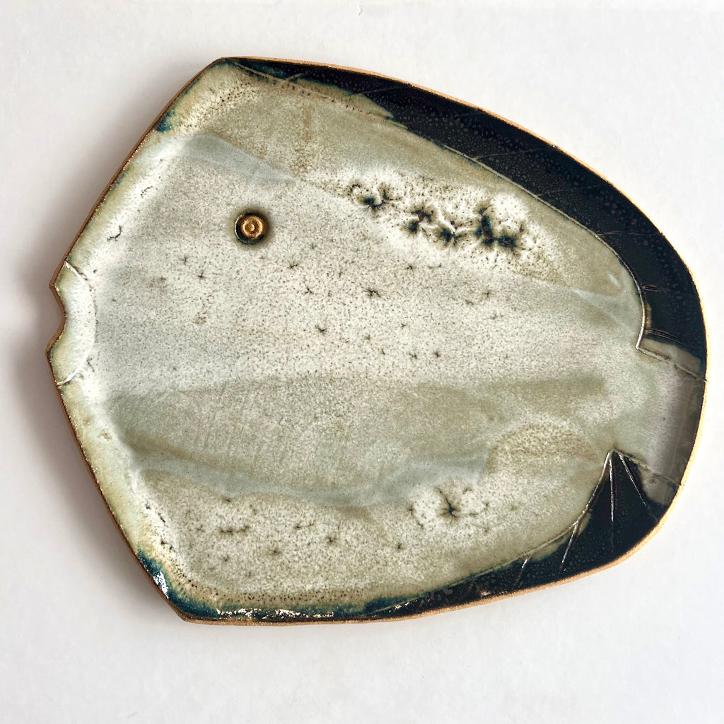 Grand plat poisson noir et blanc fait main en grès par fille de lune à marseille artisanat contemporain 