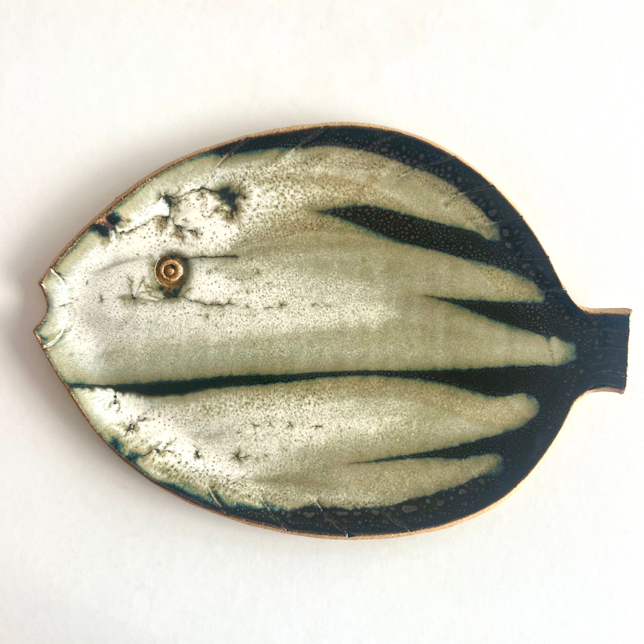 Plat poisson e-mail noir et blanc en grès contemporain fille de lune marseille fait main artisanal pièce unique