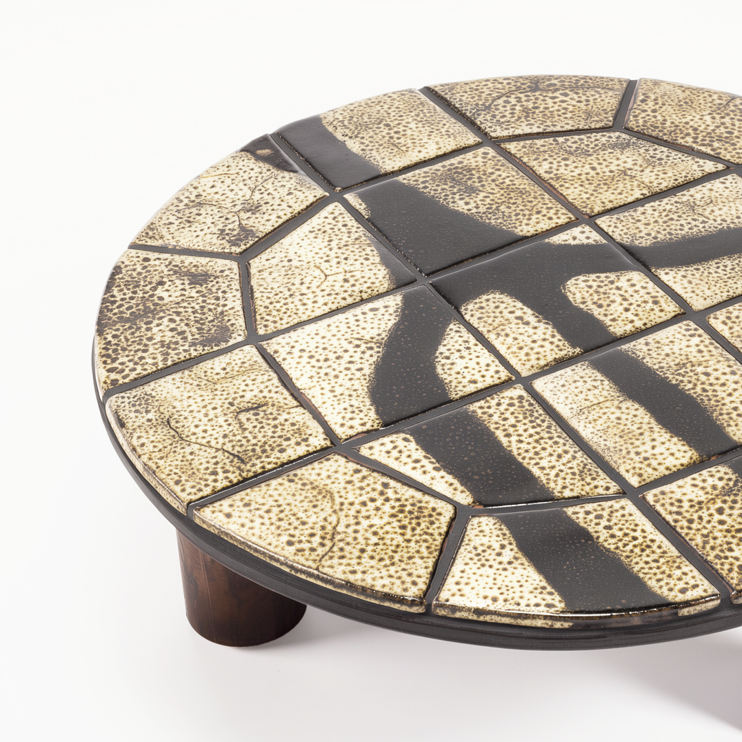 Table basse tortue en céramique , grès le plateau et les pieds céramique fait main artisanal français à marseille . Design contemporain . Pièce unique de caractère . Collectionneur, vintage 