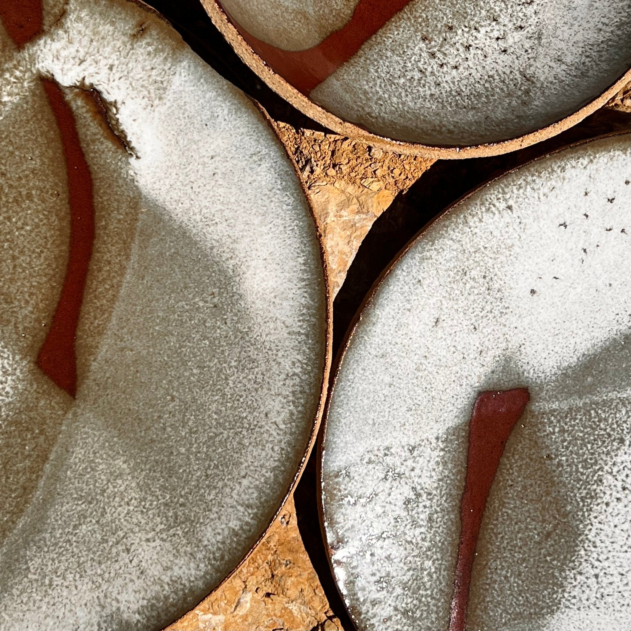 assiette Cap Canaille - fille de lune - email de création - ocre blanc crème sable - email minéral - fabrique en France - artisanal