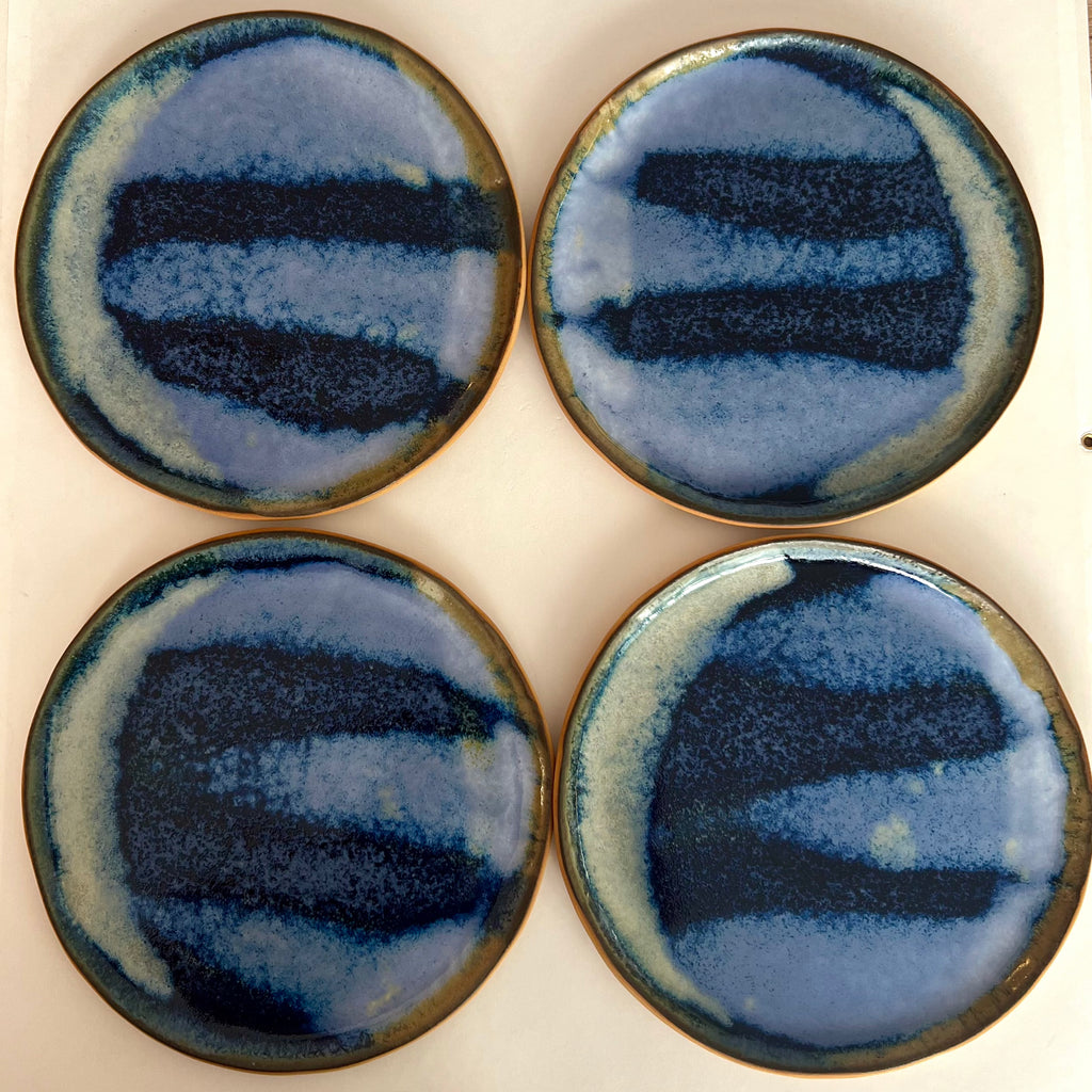 assiette a dessert en grès jeux d'email dans les bleus couleur Méditerranée fait main petite série a marseille par fille de lune ceramique originale et contemporaine 
