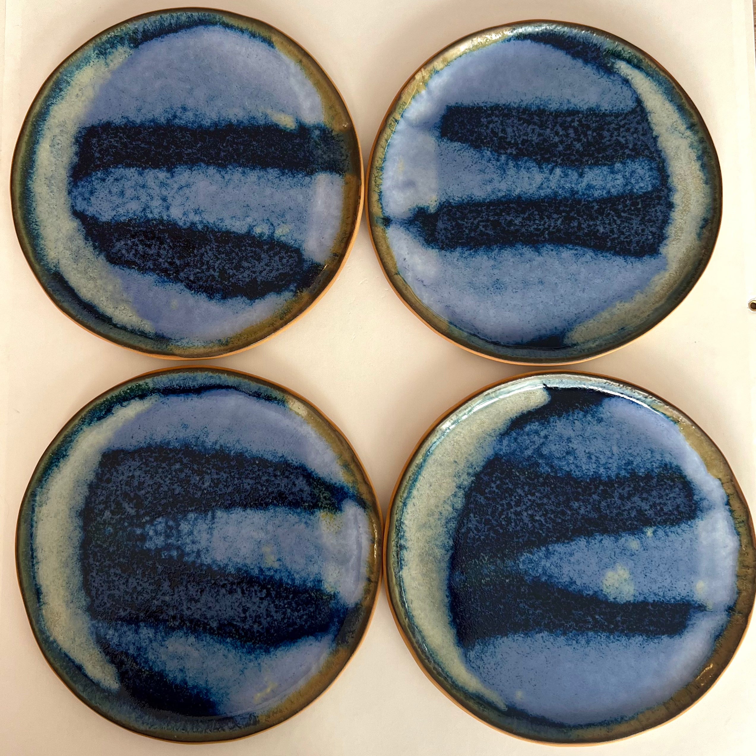 assiette a dessert en grès jeux d'email dans les bleus couleur Méditerranée fait main petite série a marseille par fille de lune ceramique originale et contemporaine 