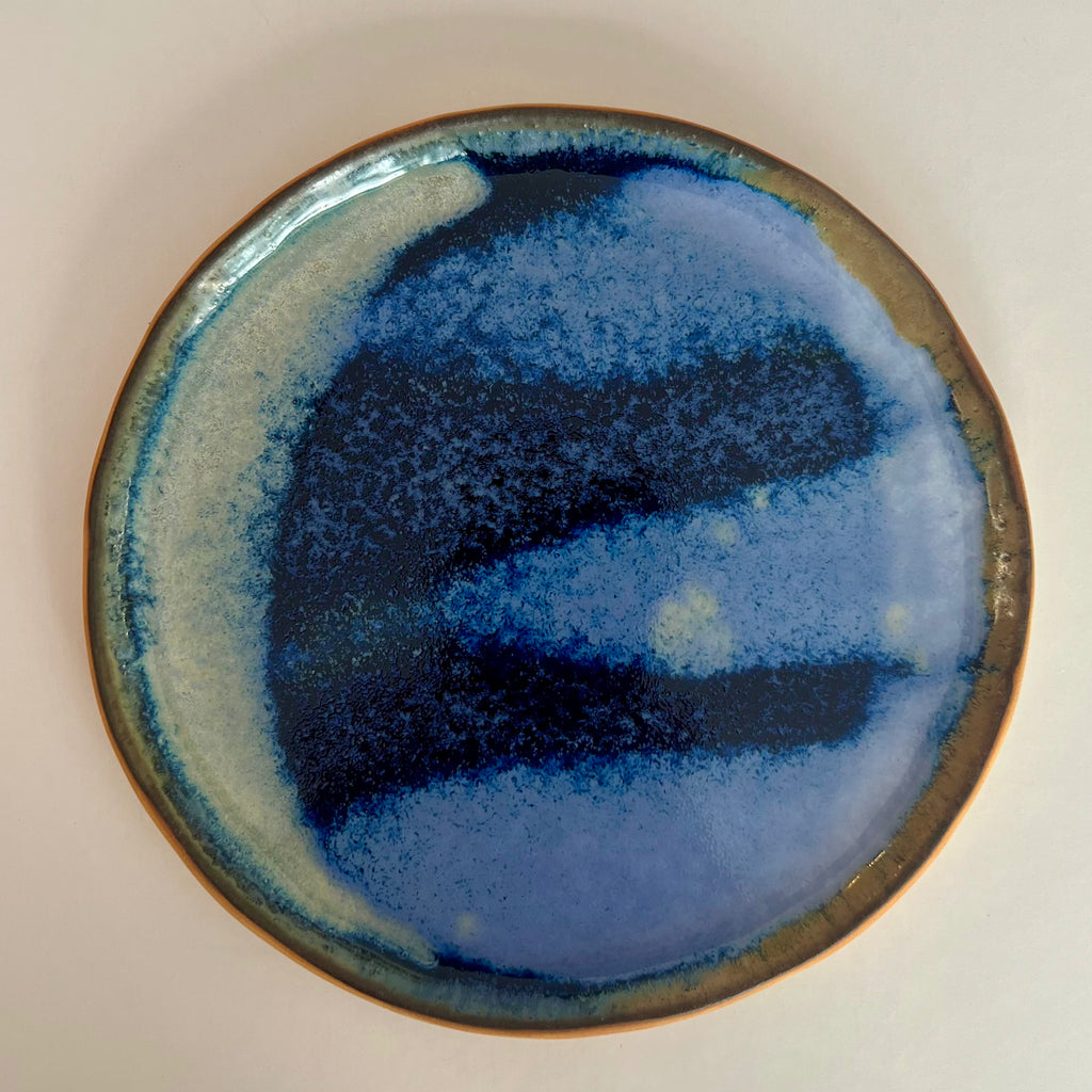 assiette a dessert en grès jeux d'email dans les bleus couleur Méditerranée fait main petite série a marseille par fille de lune ceramique originale et contemporaine 