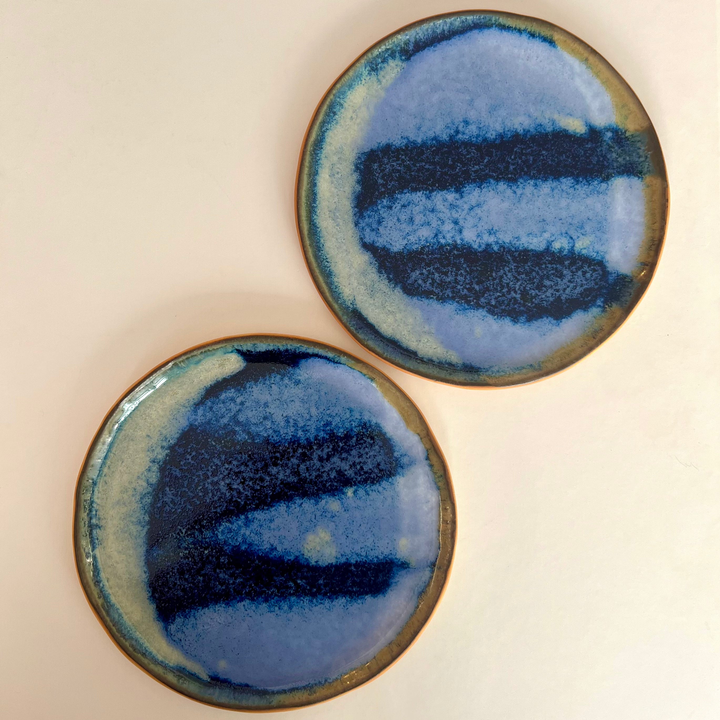 assiette a dessert en grès jeux d'email dans les bleus couleur Méditerranée fait main petite série a marseille par fille de lune ceramique originale et contemporaine 
