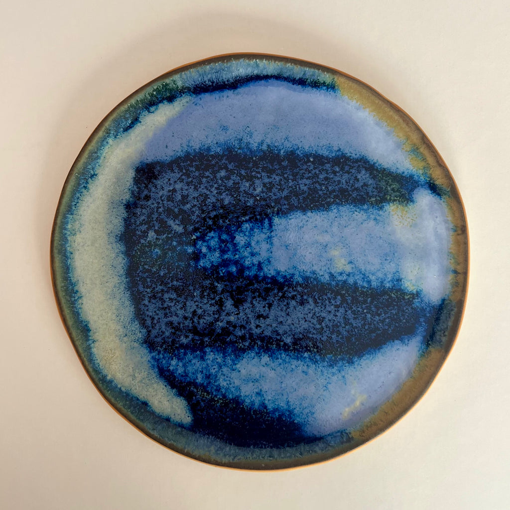 assiette a dessert en grès jeux d'email dans les bleus couleur Méditerranée fait main petite série a marseille par fille de lune ceramique originale et contemporaine 