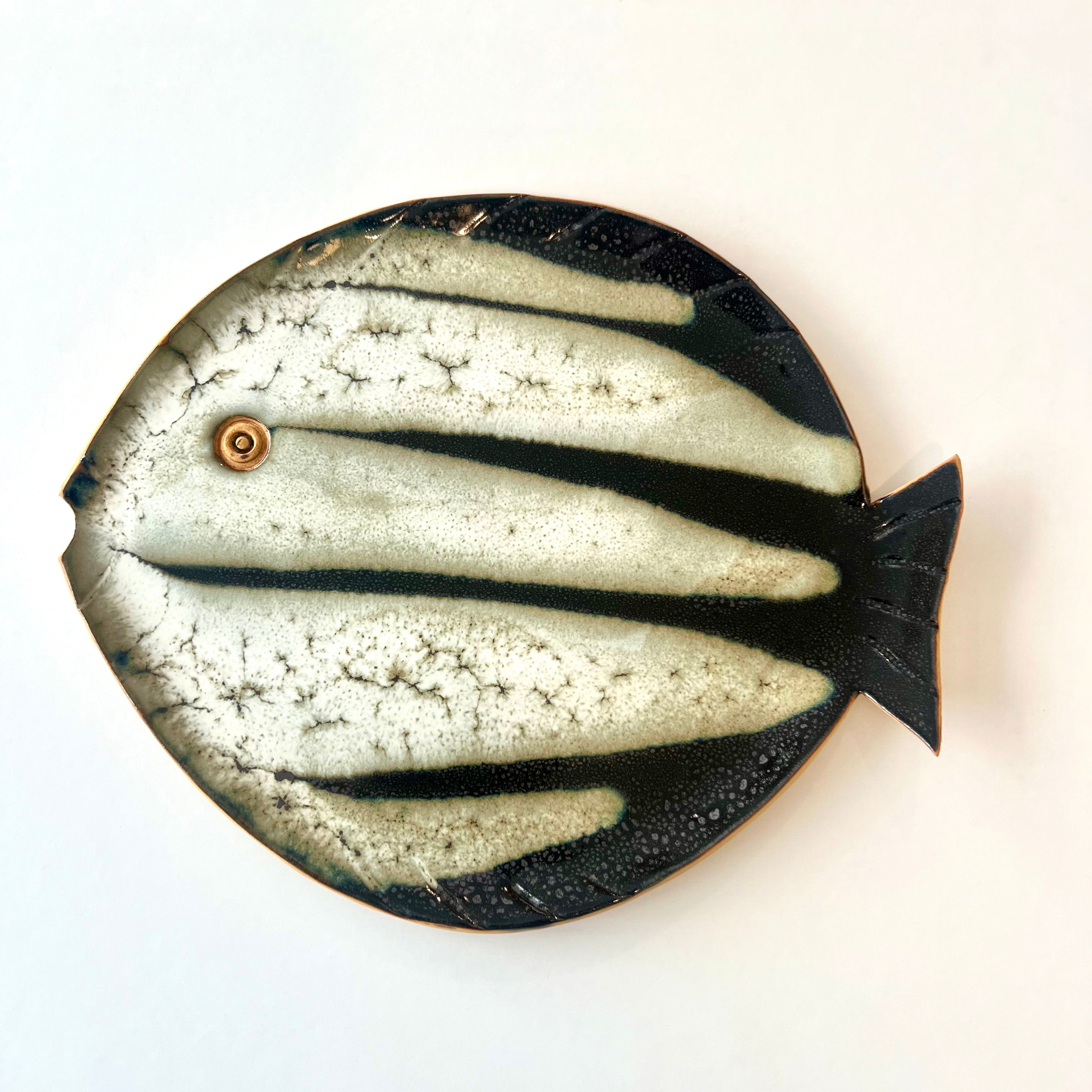 assiette forme poisson fille de lune couleur noir et blanc fait main artisanal marseille création originale contemporaine