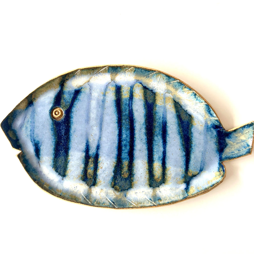 assiette poisson bleu fait main en grès artisanal fille de lune a marseille email de création poisson mediteraneen tropical piece unique petite série original 