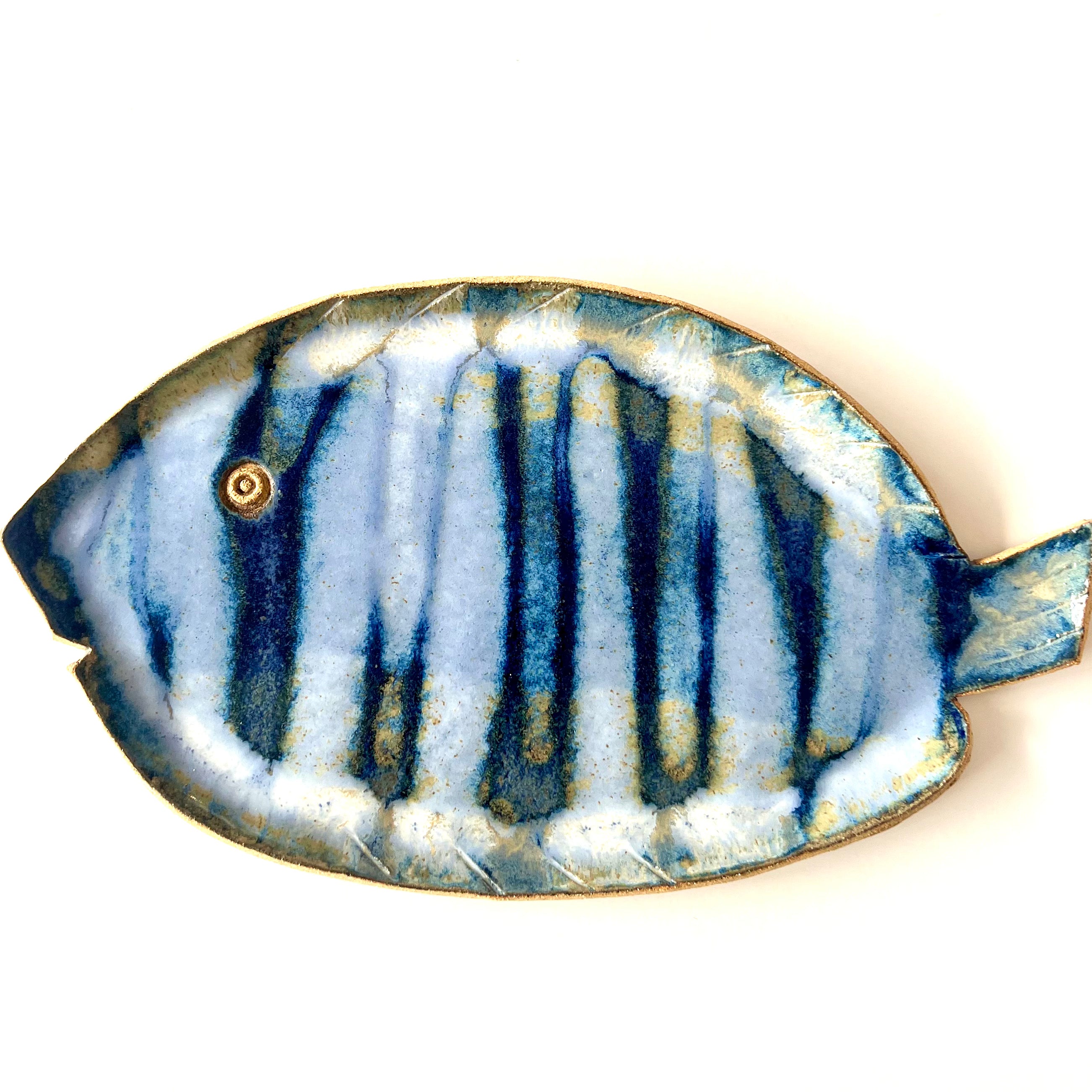 assiette poisson bleu fait main en grès artisanal fille de lune a marseille email de création poisson mediteraneen tropical piece unique petite série original 