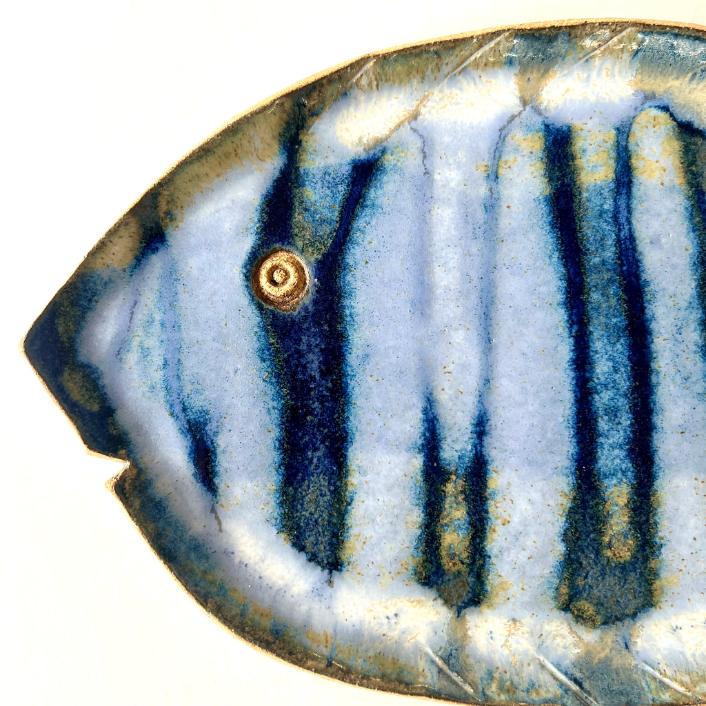 assiette poisson bleu fait main en grès artisanal fille de lune a marseille email de création poisson mediteraneen tropical piece unique petite série original 