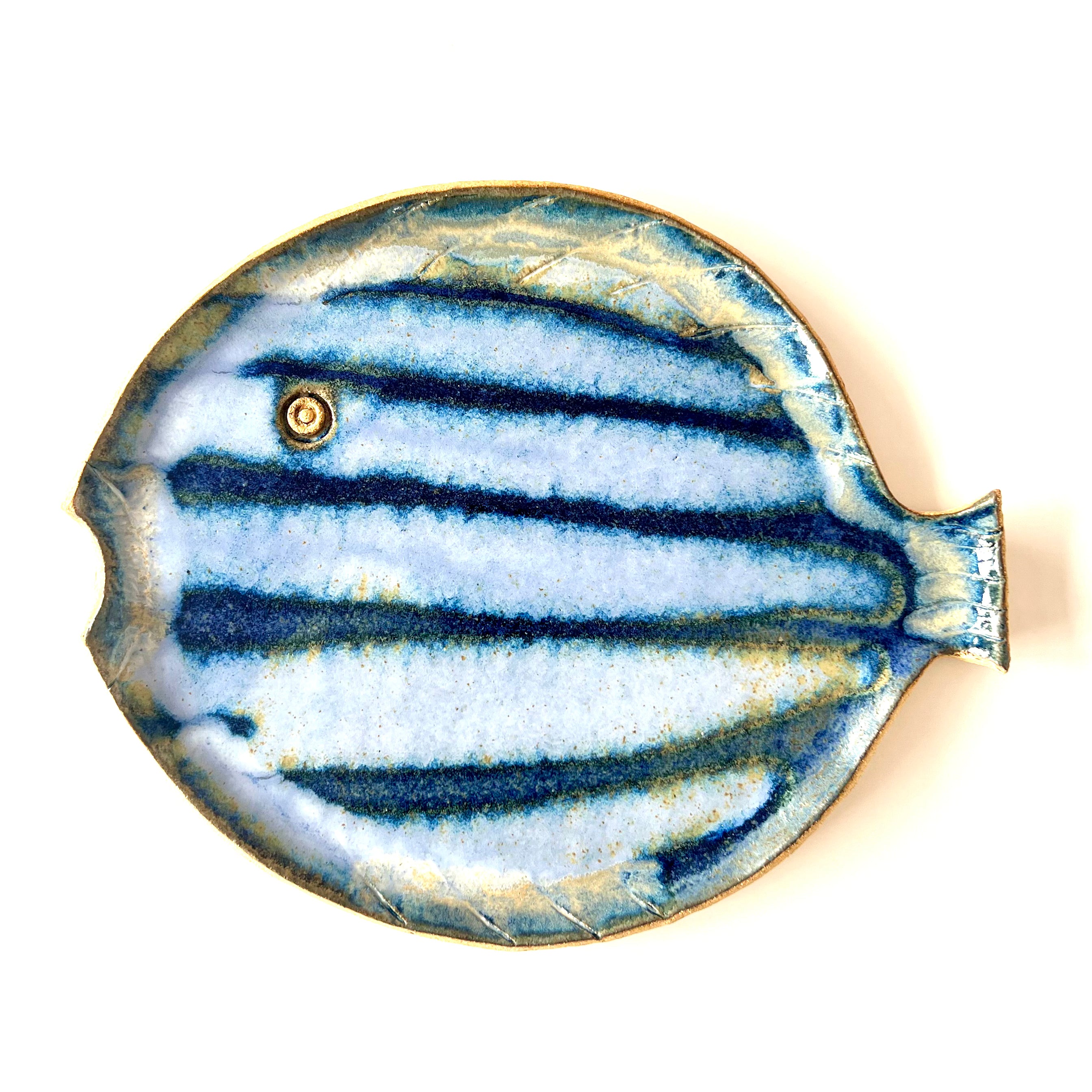 assiette poisson bleu fait main en grès artisanal fille de lune a marseille email de création poisson mediteraneen tropical piece unique petite série 