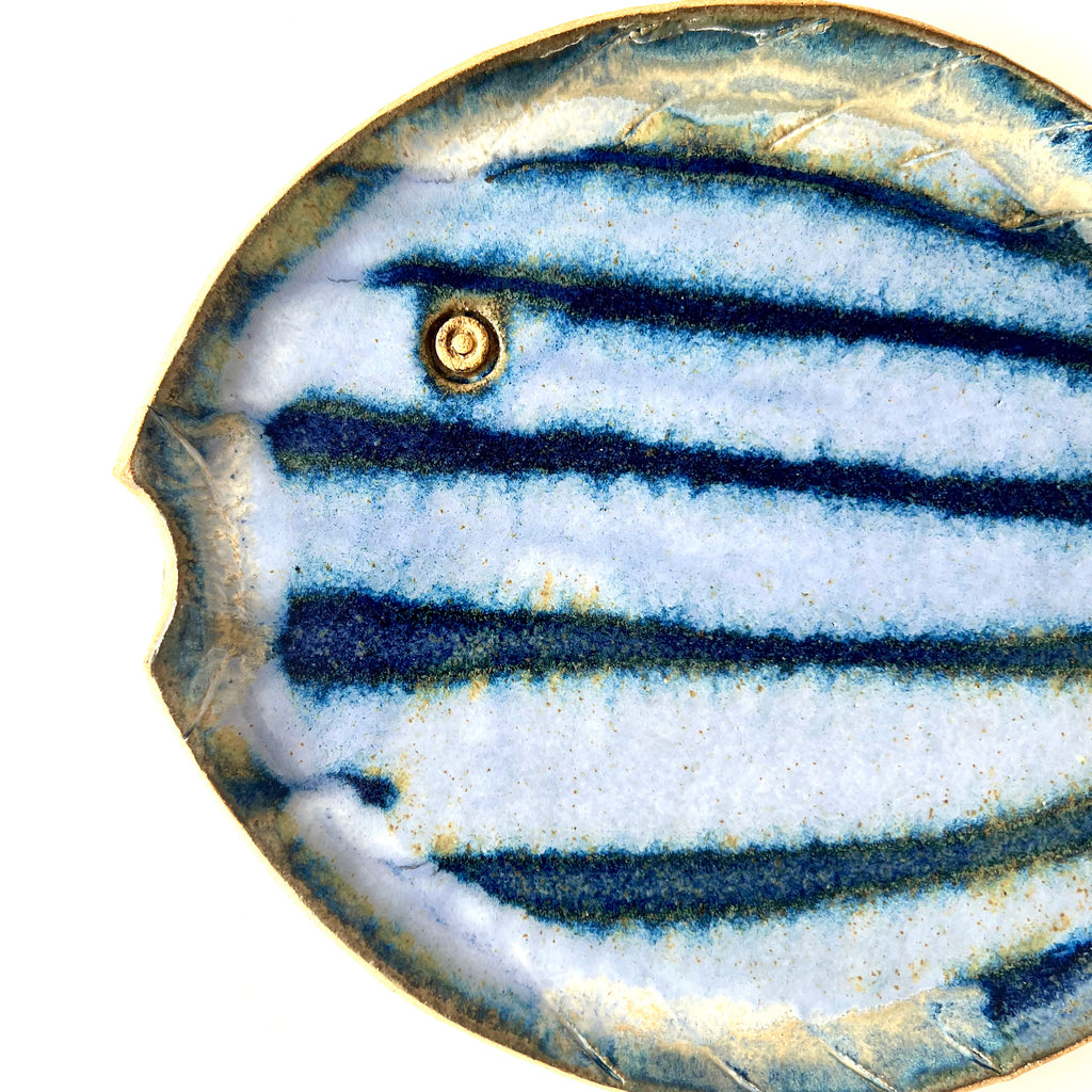assiette poisson bleu fait main en grès artisanal fille de lune a marseille email de création poisson mediteraneen tropical piece unique petite série originale pour apéritif 