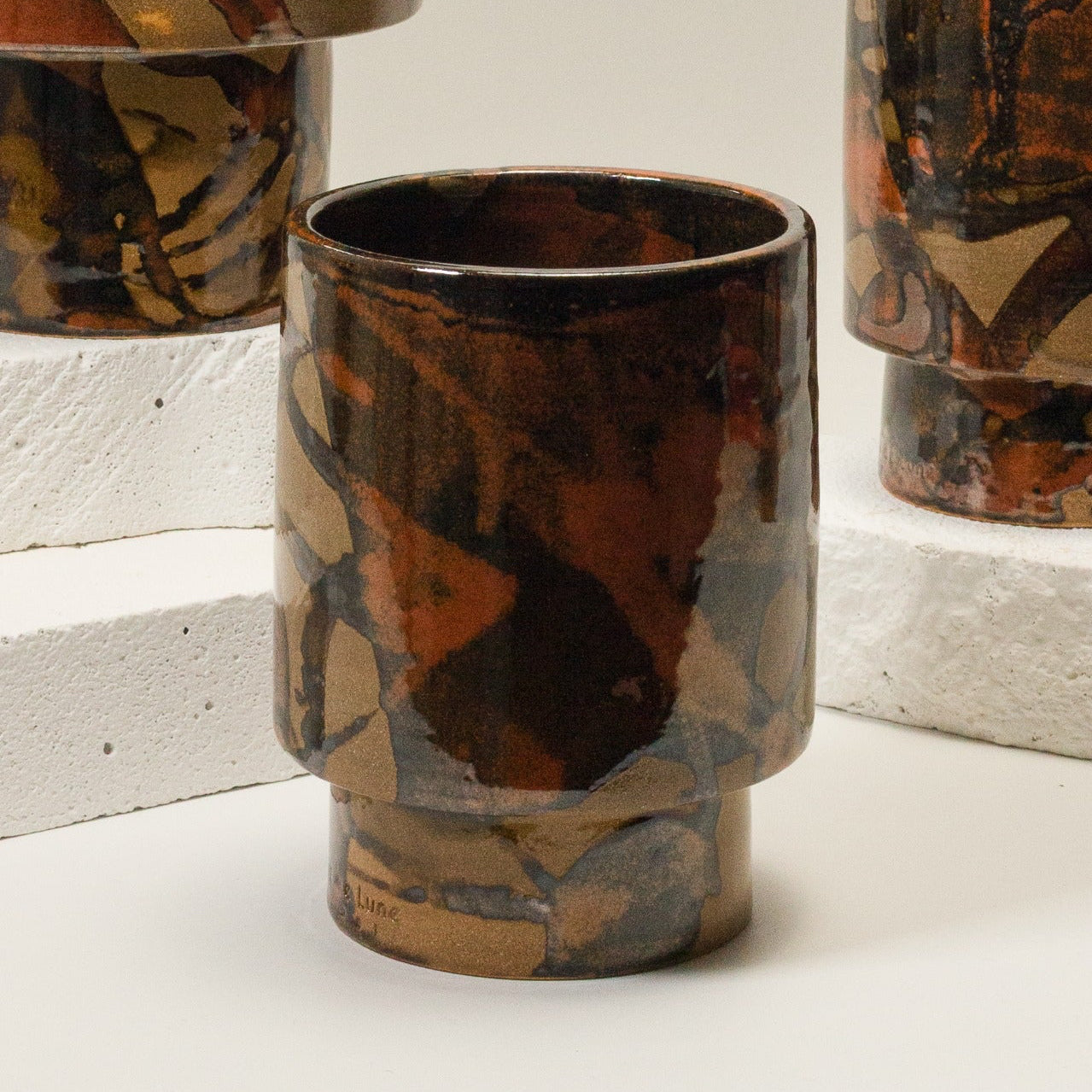 cache pot ton chaleureux, sobre, email chocolat, brillant ,marron, grès ,contemporain, graphique