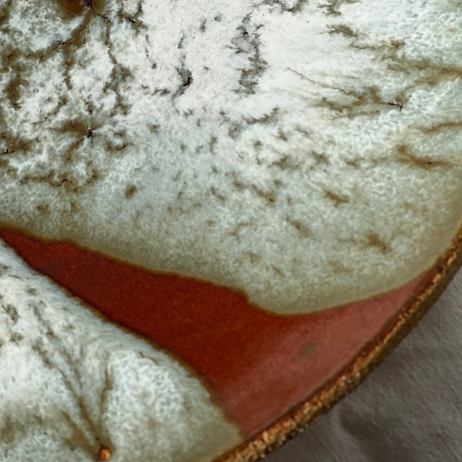 Coupe à fruit Cap Canaille - Fille de Lune- grand saladier blanc et ocre- terre naturelle - made in France - email a effet - ambiance naturelle - émaux des année 50 