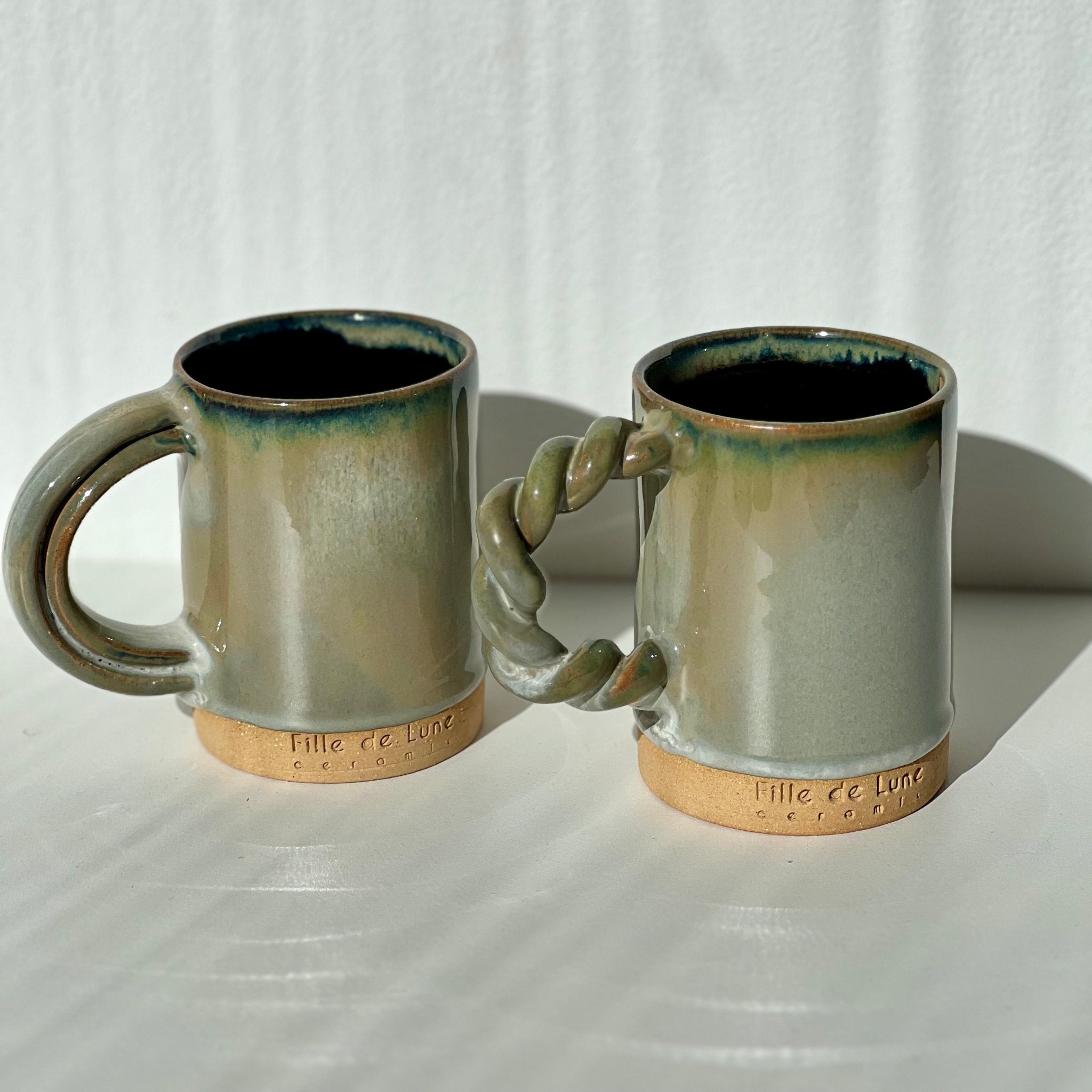 Mugs lot de 2 - Fille de Lune - mug tasse a cafe ou a the - anse originale - email d création vert , céladon à effet - artisanal
