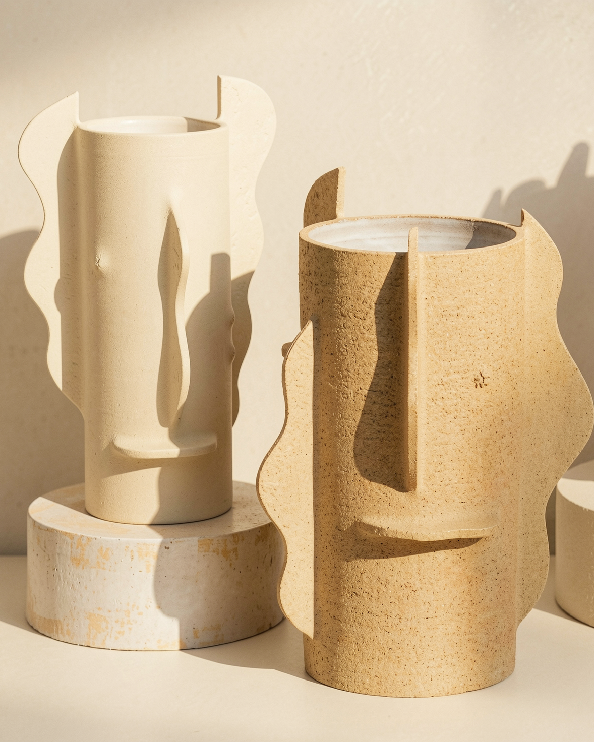 vase Canopee grand modele couleur crème en grès chamotté fait main par fille de lune a marseille piece série limitée forme contemporaine sculpturale  design architectural piece galerie luxe 