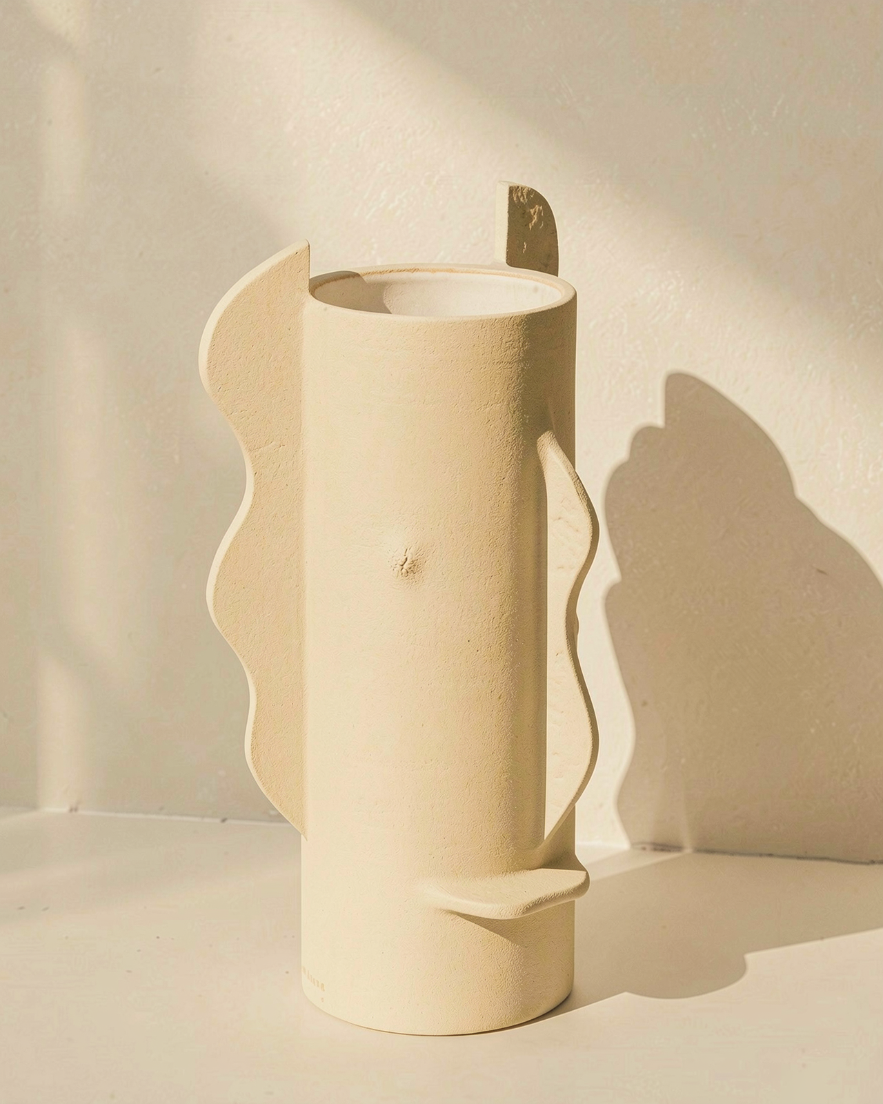 vase Canopee grand modele couleur crème en grès chamotté fait main par fille de lune a marseille piece série limitée forme contemporaine sculpturale  design architectural piece galerie luxe 