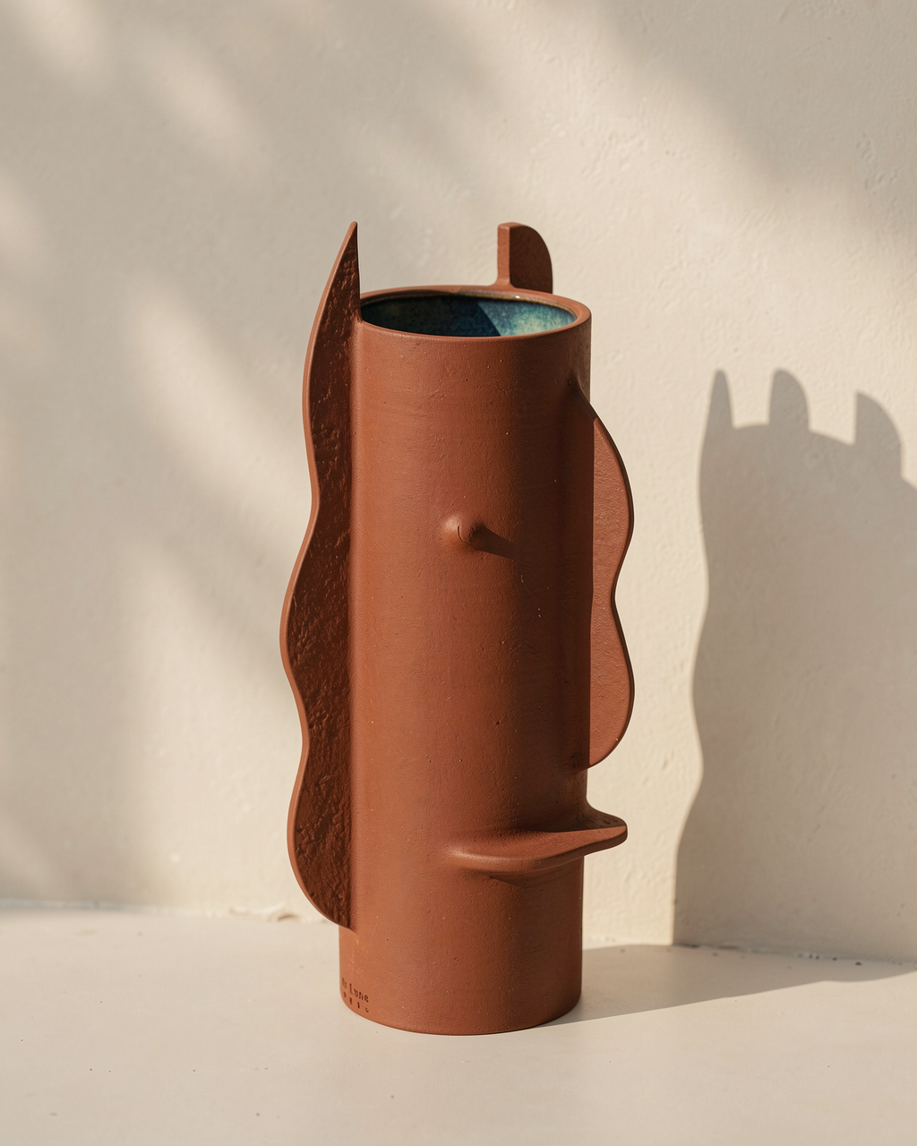 vase Canopee grand modele couleur ocre bordeaux en grès chamotté fait main par fille de lune a marseille piece série limitée forme contemporaine sculpturale  design architectural piece galerie luxe 