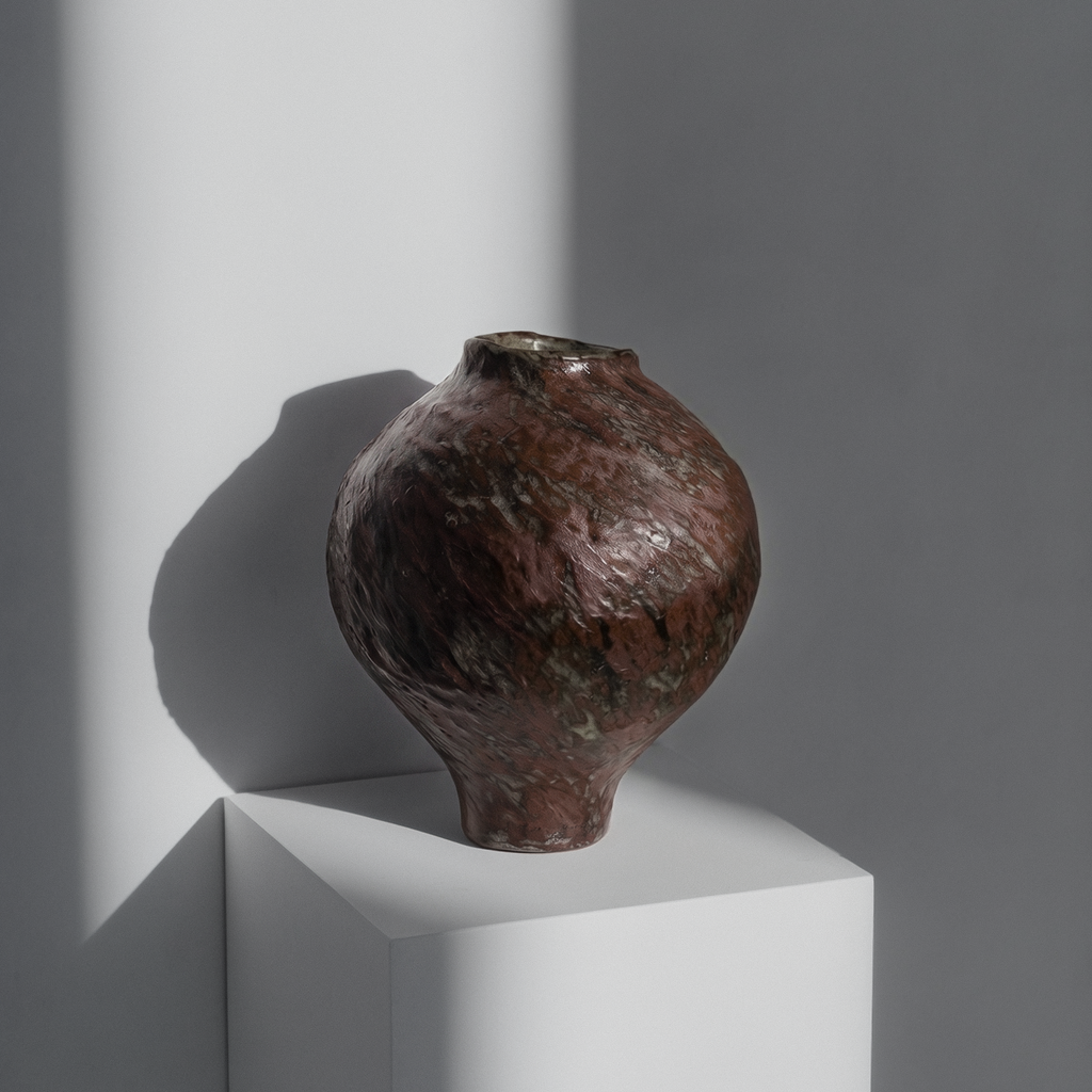 vase grès rouge, céramique artisanale, façonnage au colombin, vase fait main, double émaillage, pièce unique céramique, art de la table artisan, vase sculptural, déco brutaliste, poterie artisanale française, galerie , marseille 