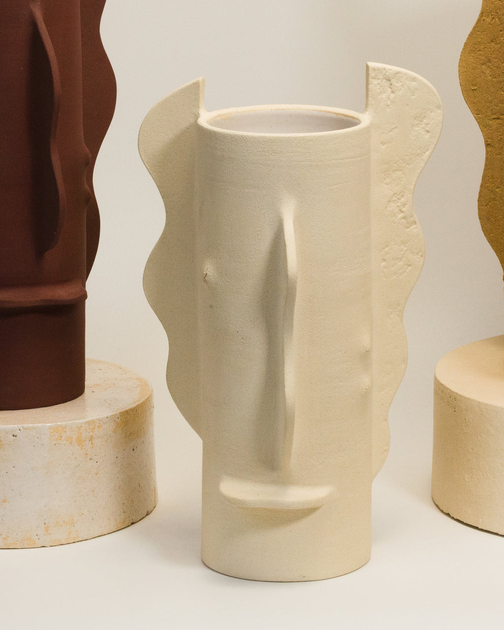 vase Canopee grand modele couleur crème en grès chamotté fait main par fille de lune a marseille piece série limitée forme contemporaine sculpturale  design architectural piece galerie luxe 