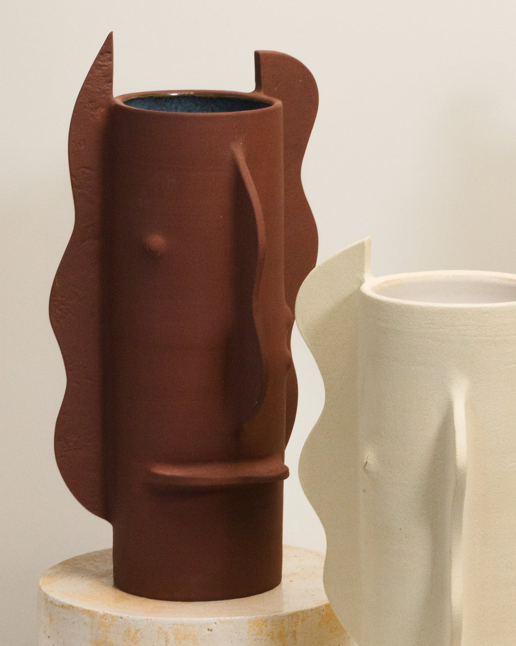 vase Canopee grand modele couleur ocre bordeaux en grès chamotté fait main par fille de lune a marseille piece série limitée forme contemporaine sculpturale  design architectural piece galerie luxe 