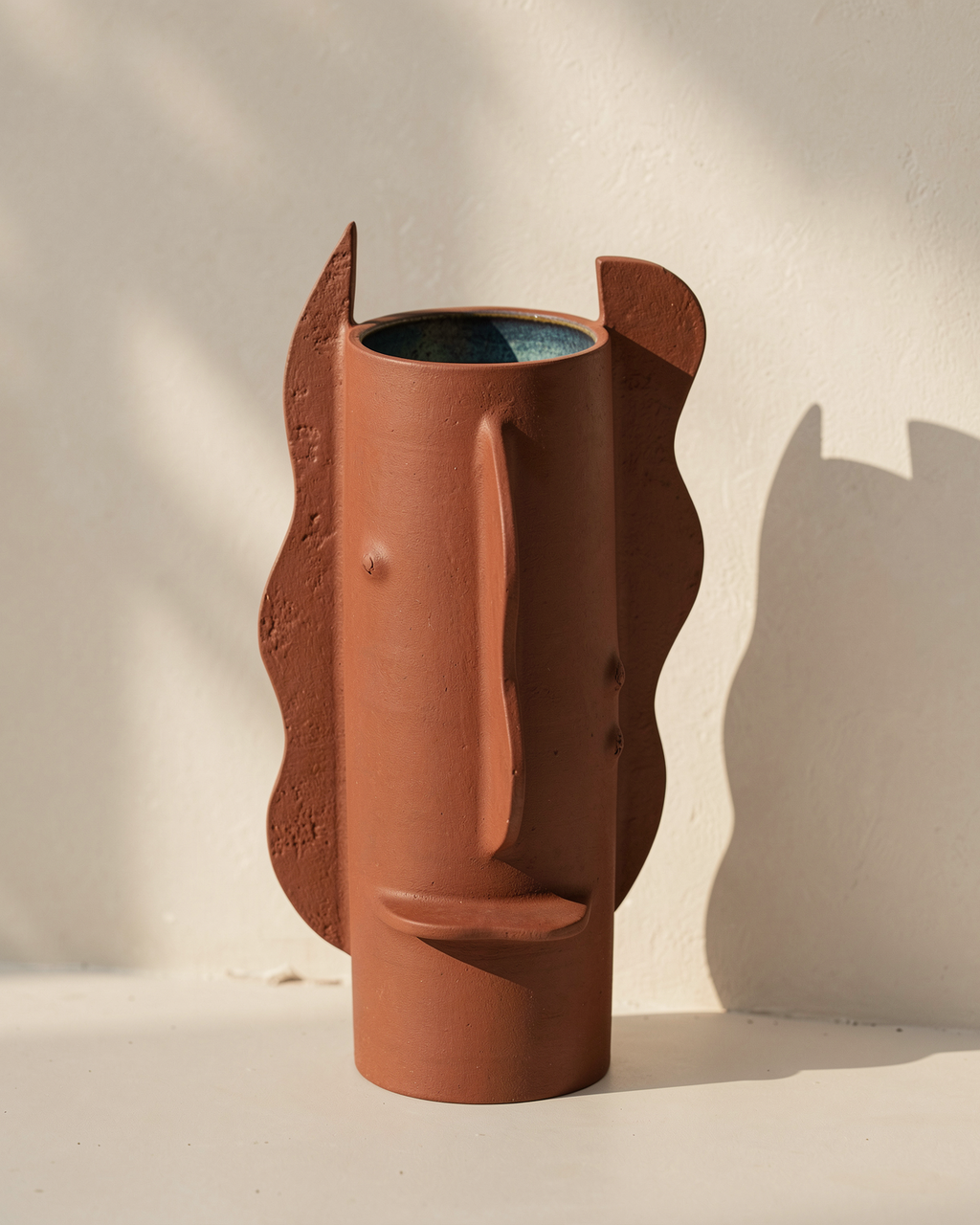 vase Canopee grand modele couleur ocre bordeaux en grès chamotté fait main par fille de lune a marseille piece série limitée forme contemporaine sculpturale  design architectural piece galerie luxe 