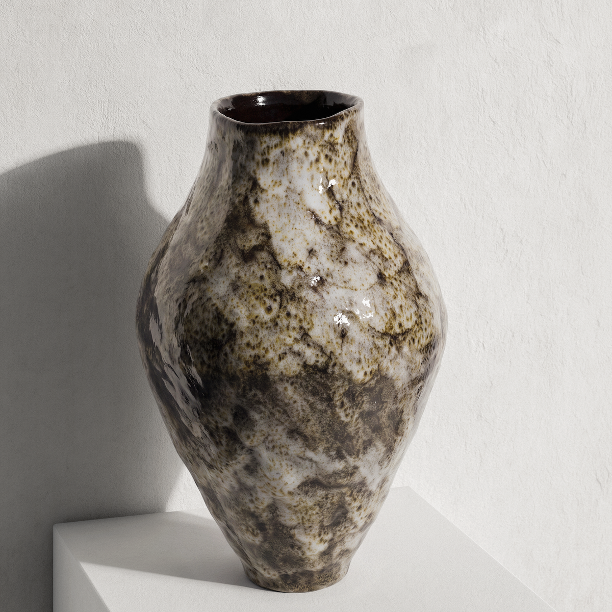 vase en grès email vintage noir et blanc effet écaille de tortue fait main pièce unique artisanal galerie 