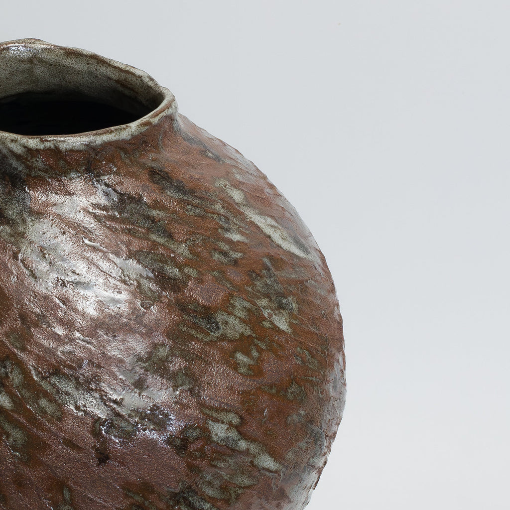 vase grès rouge, céramique artisanale, façonnage au colombin, vase fait main, double émaillage, pièce unique céramique, art de la table artisan, vase sculptural, déco brutaliste, poterie artisanale française, galerie , marseille 