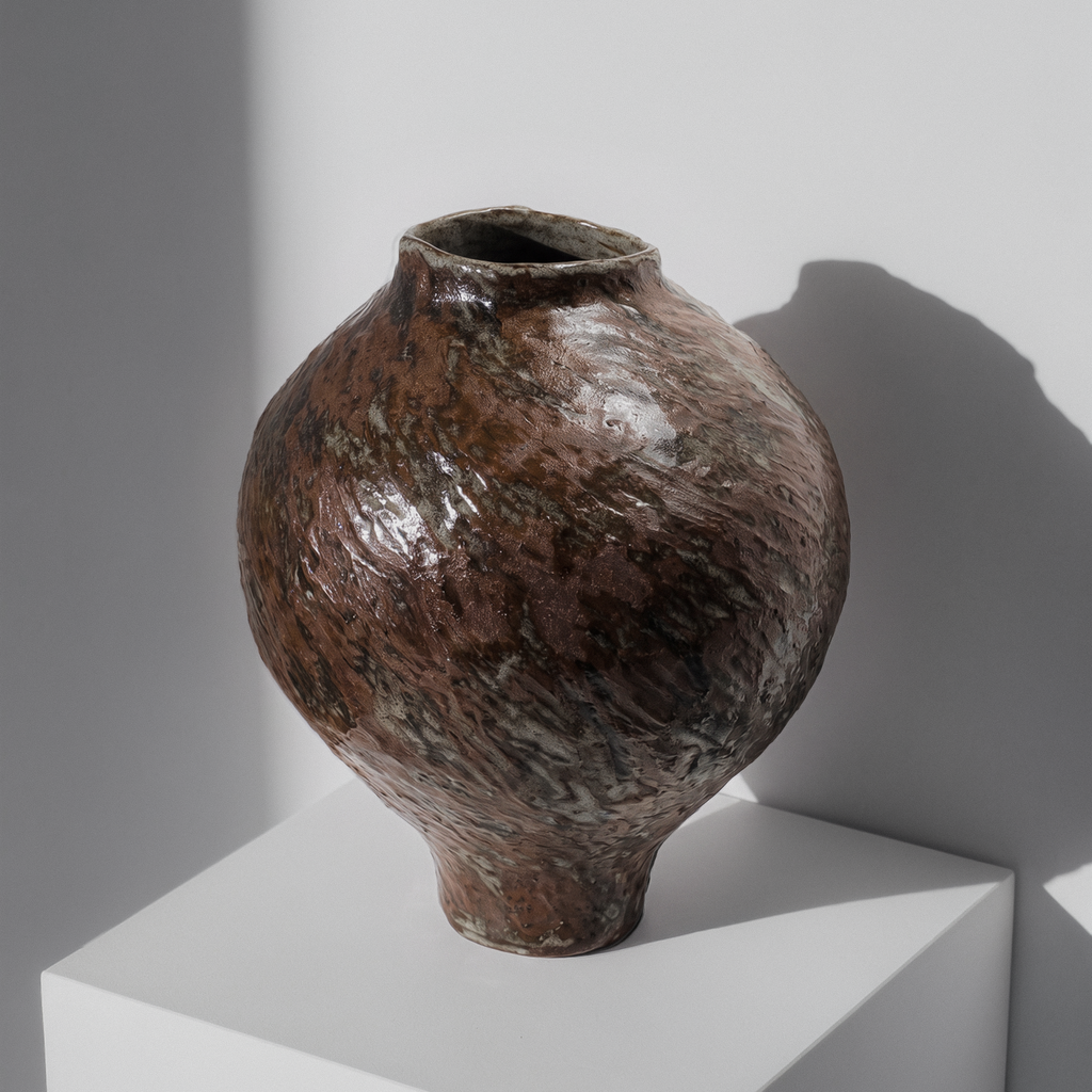 vase grès rouge, céramique artisanale, façonnage au colombin, vase fait main, double émaillage, pièce unique céramique, art de la table artisan, vase sculptural, déco brutaliste, poterie artisanale française, galerie , marseille 