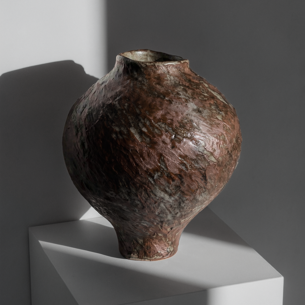 vase grès rouge, céramique artisanale, façonnage au colombin, vase fait main, double émaillage, pièce unique céramique, art de la table artisan, vase sculptural, déco brutaliste, poterie artisanale française, galerie , marseille 