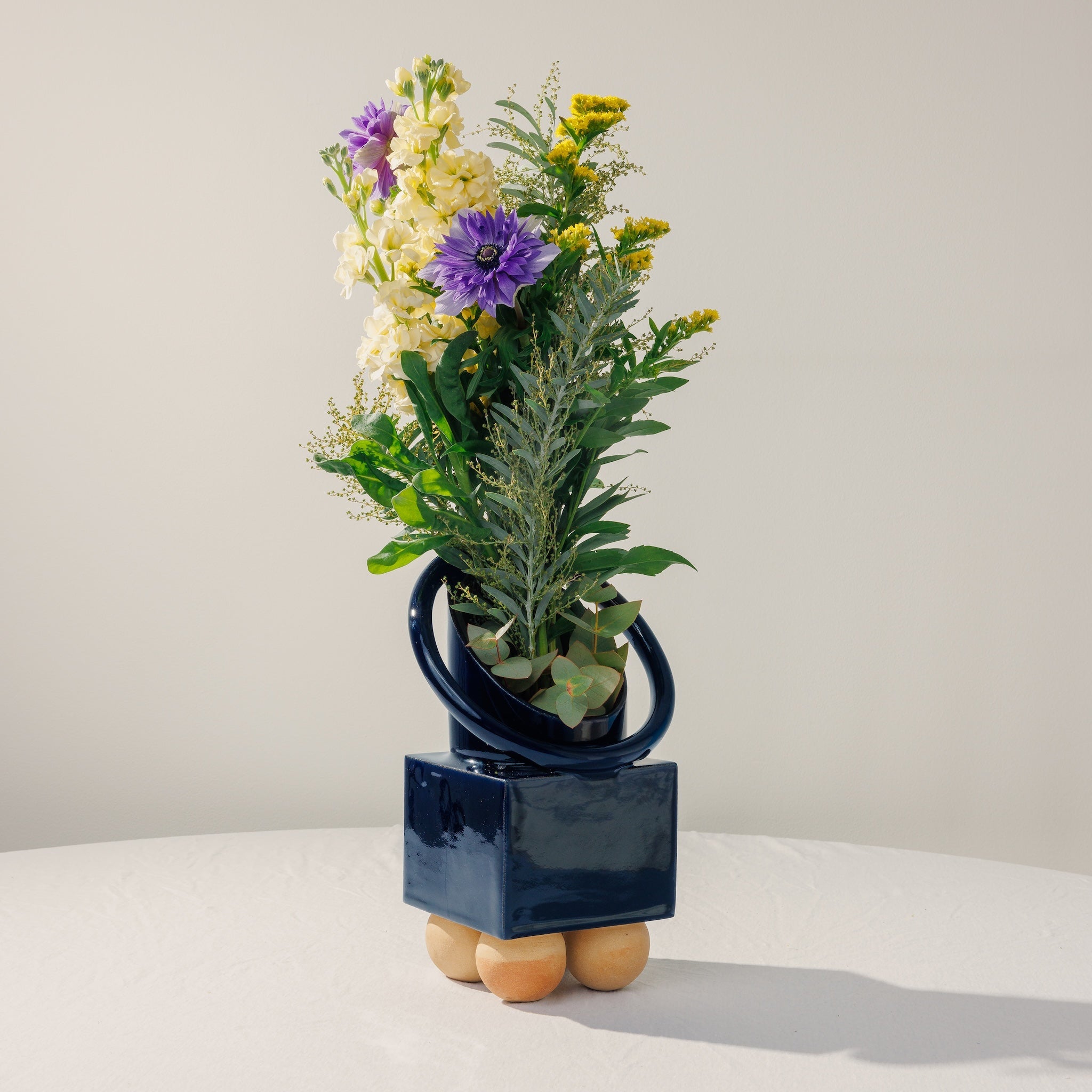 vase nova ceramique fille de lune collaboration Ekhi Busquet - piece unique - fabrication française - couleur bleu - contemporain