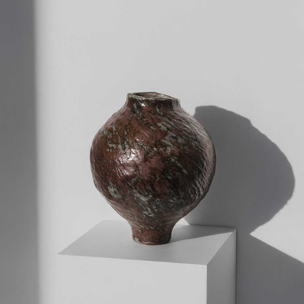 vase grès rouge, céramique artisanale, façonnage au colombin, vase fait main, double émaillage, pièce unique céramique, art de la table artisan, vase sculptural, déco brutaliste, poterie artisanale française, galerie , marseille 
