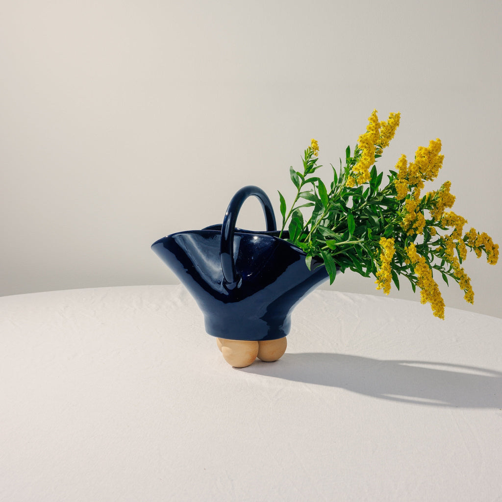 vase nova été collaboration fille de lune Ekhi Busquet ceramique sur mesure couleur bleu geometriue contemporaine