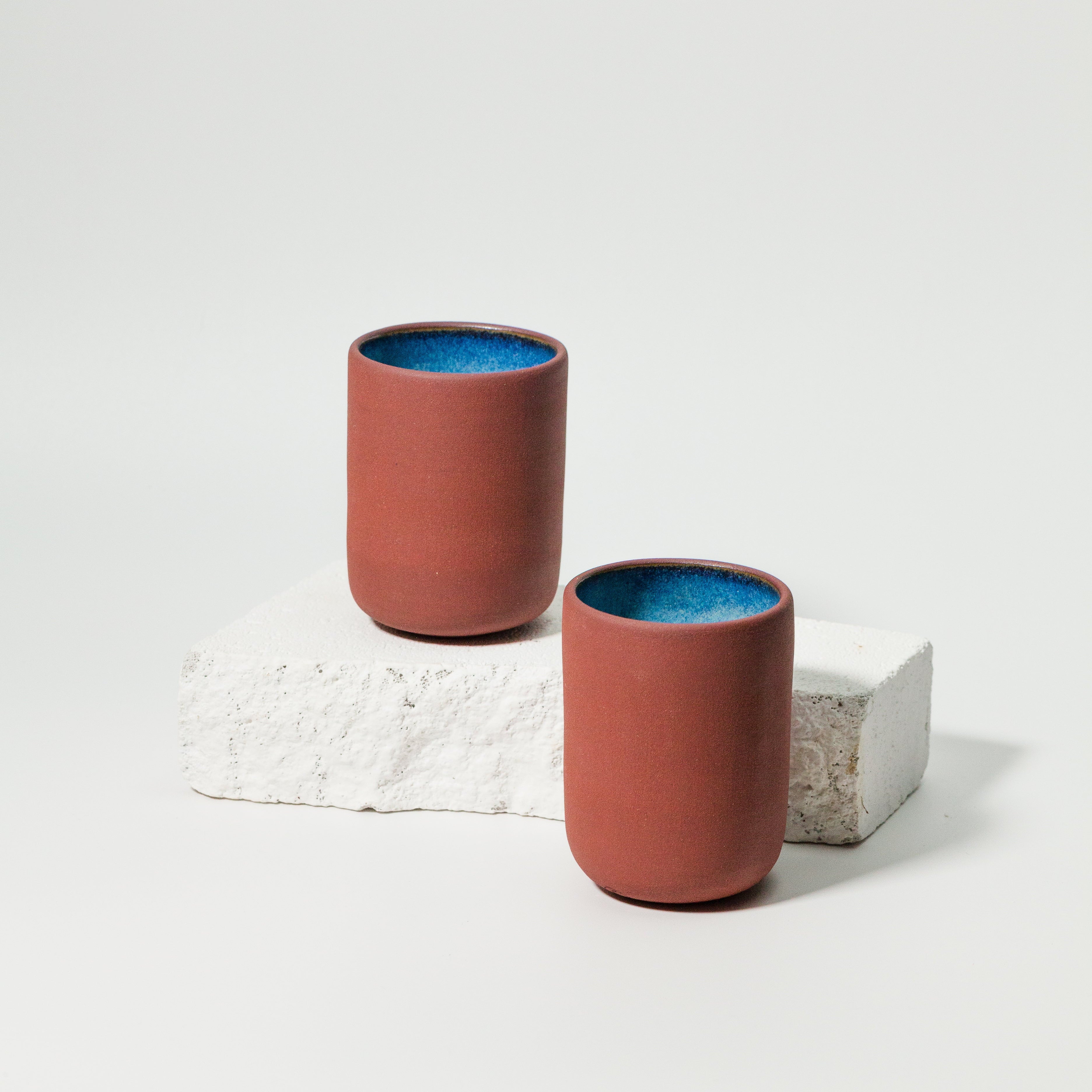 verre en grès tourné - fille de lune -ceramique -email artisanal bleu - terre bordeaux 