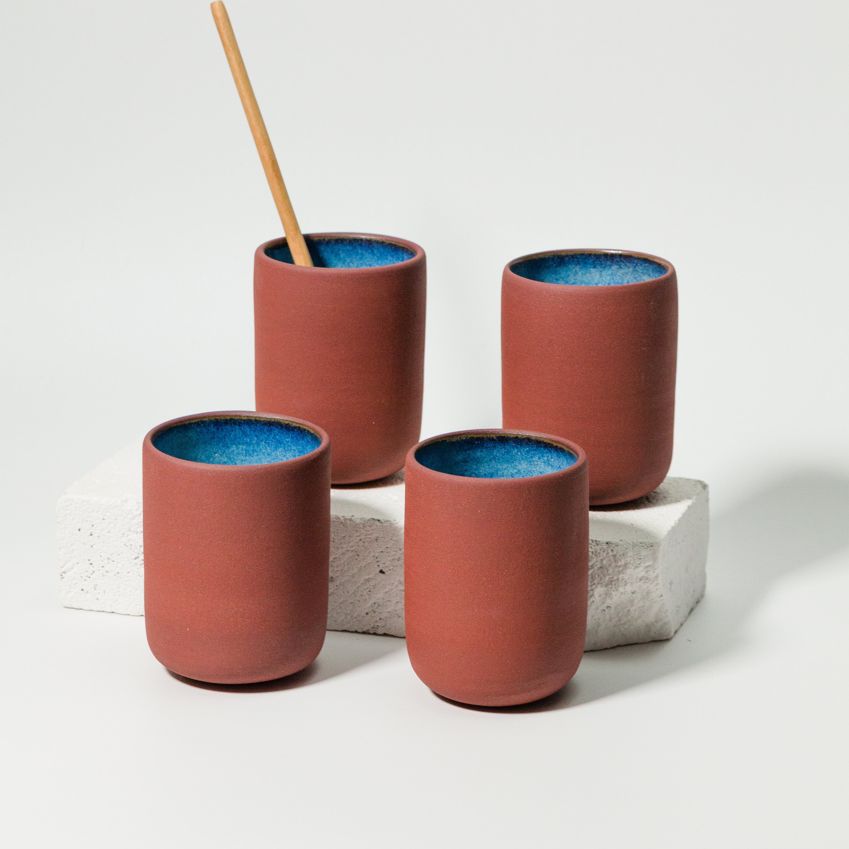 verre en grès tourné - fille de lune - petite série - terre bordeaux - email bleu lagon -